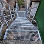 Професионална метална стълба с междинна площадка и двустранен парапет Професионална метална стълба с междинна площадка и двустранен парапет